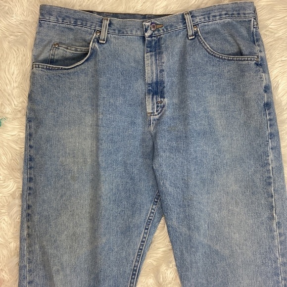 Wrangler’s Men’s Light Wash 100% Cotton Denim Jeans with Slight Distressing - Picture 8 of 9